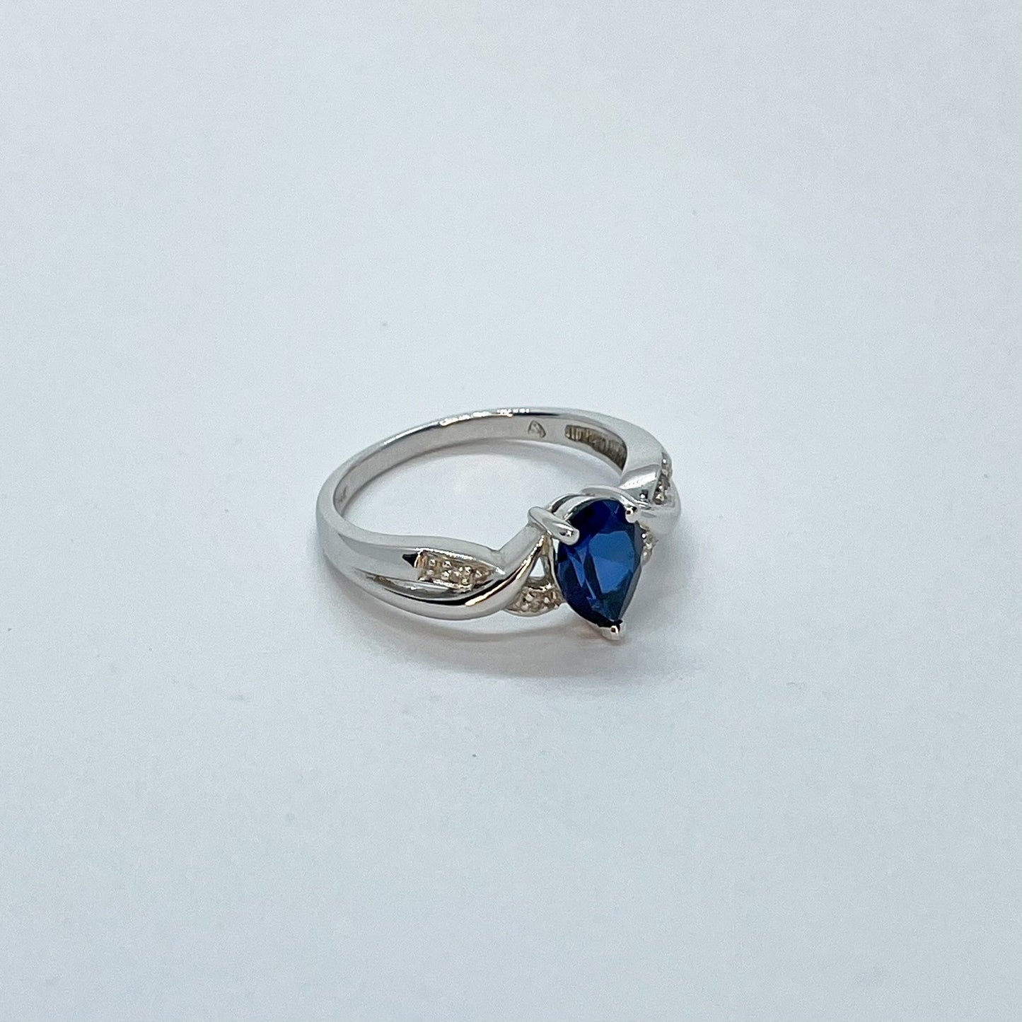 14K Pear Shaped Sapphire with Twist Band Details Ring