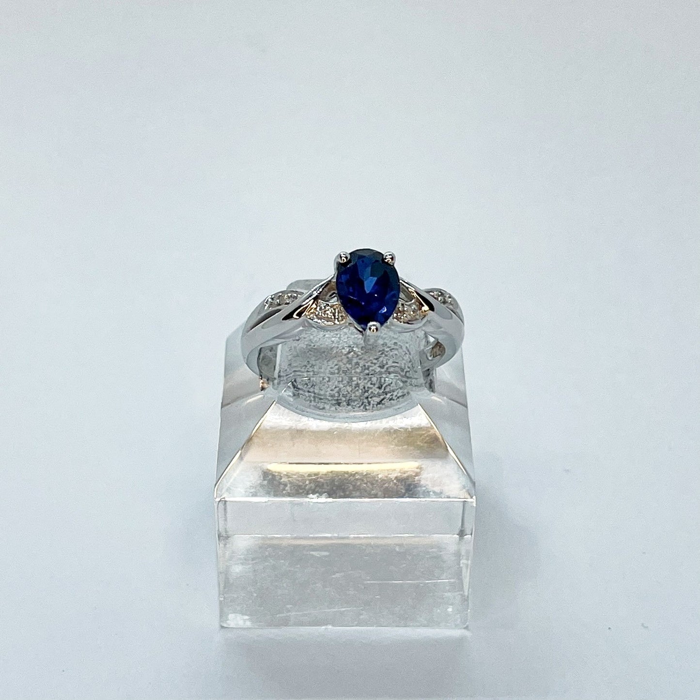 14K Pear Shaped Sapphire with Twist Band Details Ring